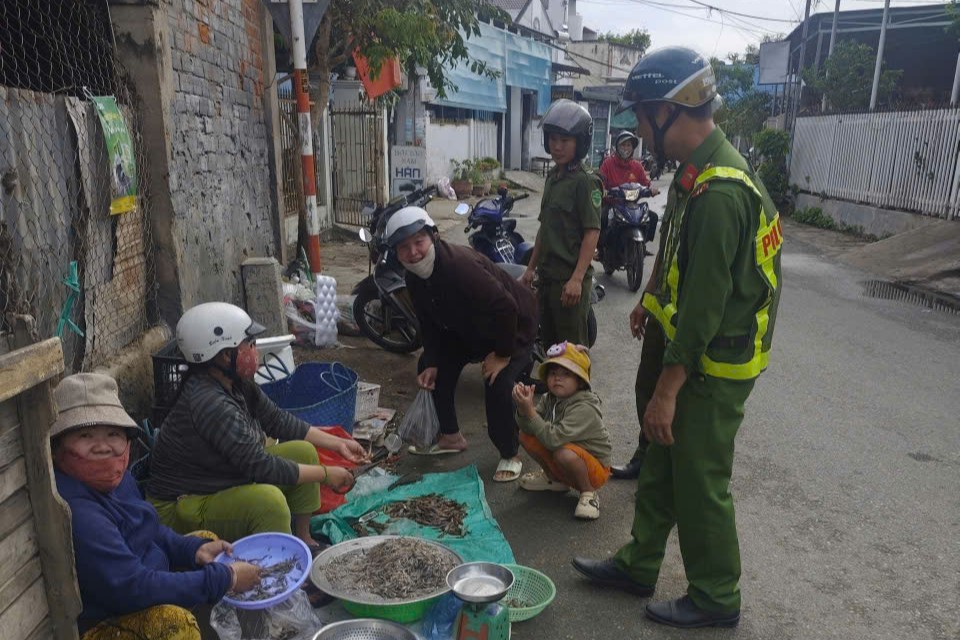 Công an xã Mỹ Sơn cùng Lực lượng tham gia bảo vệ ANTT ở cơ sở tuần tra, tuyên truyền và nhắc nhở các tiểu thương