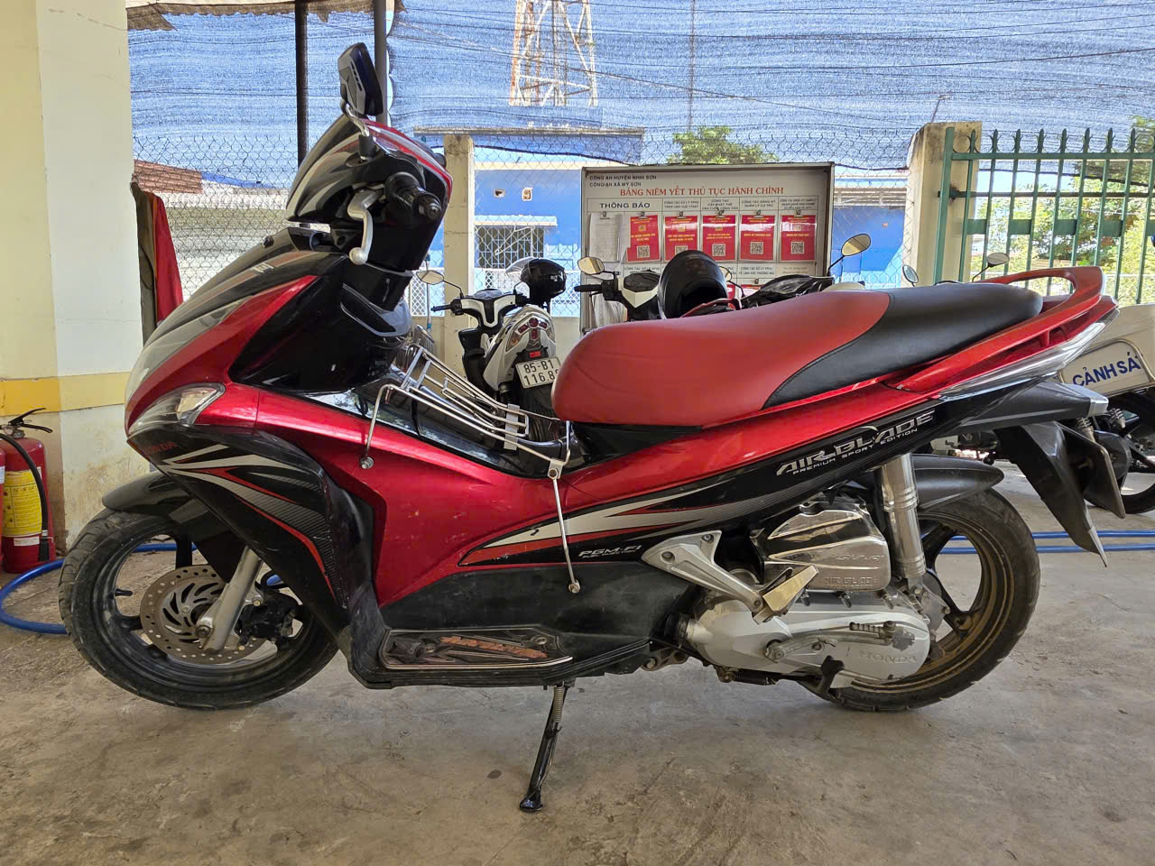 Xe mô tô nhãn hiệu Honda Air Blade, màu đen - đỏ, biển kiểm soát 85F1-063.70 - Tang vật của vụ việc