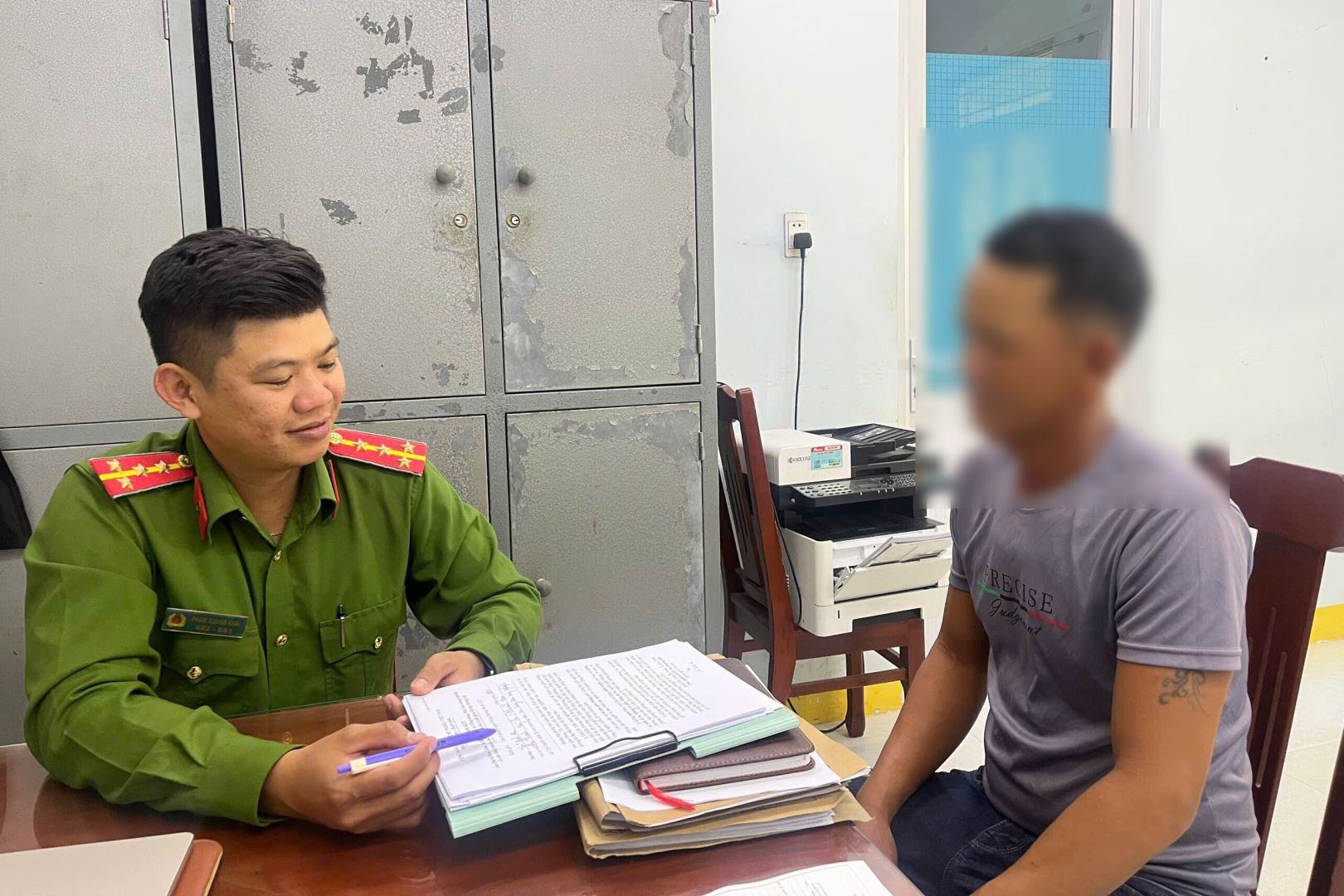 Công an xã Mỹ Sơn tổ chức tuyên truyền cho các chủ cơ sở, cá nhân về hình thức của các đối tượng