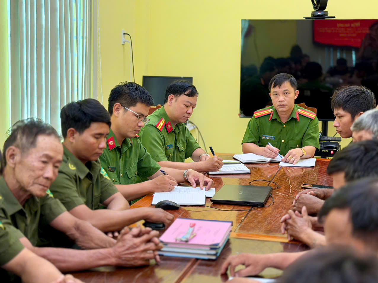 Đ/c Thiếu tá Lê Quang Hiền - Phó trưởng Công an xã Mỹ Sơn chủ trì hội nghị