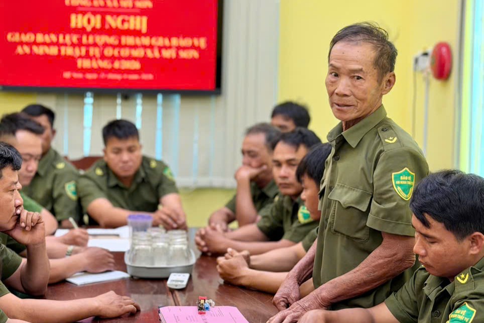 Ông Lê Tự Tín - Tổ trưởng Tổ bảo vệ ANTT thôn Tân Mỹ Sơn báo cáo tình hình và nêu ý kiến tại hội nghị
