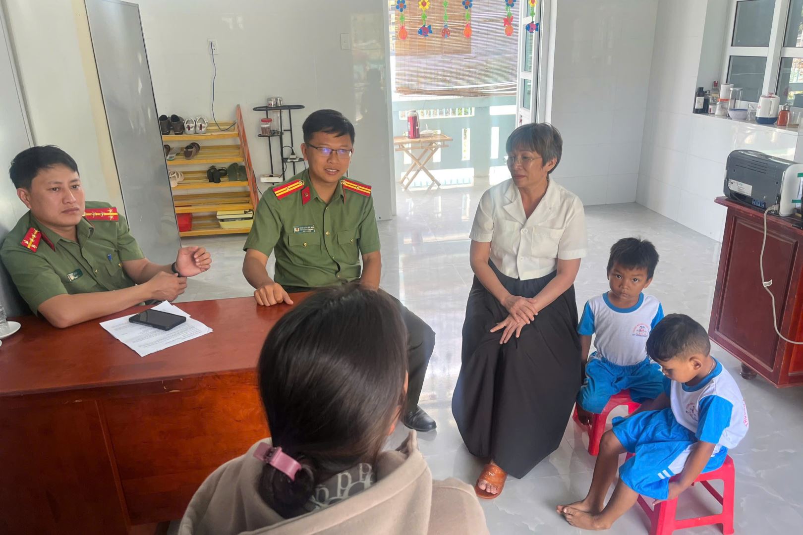 Đại diện Công an xã Mỹ Sơn thăm hỏi, động viên gia đình các em nhỏ có hoàn cảnh khó khăn