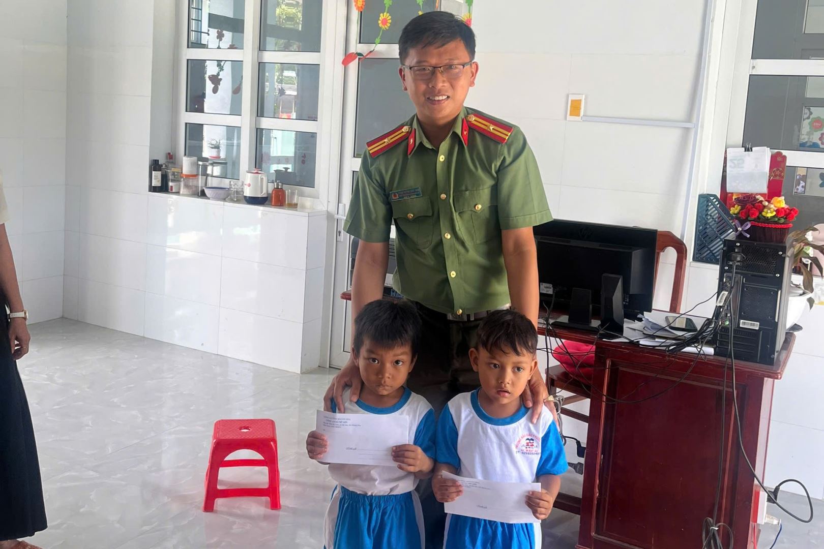 Công an xã Mỹ Sơn nhận đỡ đầu, hàng tháng hỗ trợ 300.000 đồng cho 02 em nhỏ