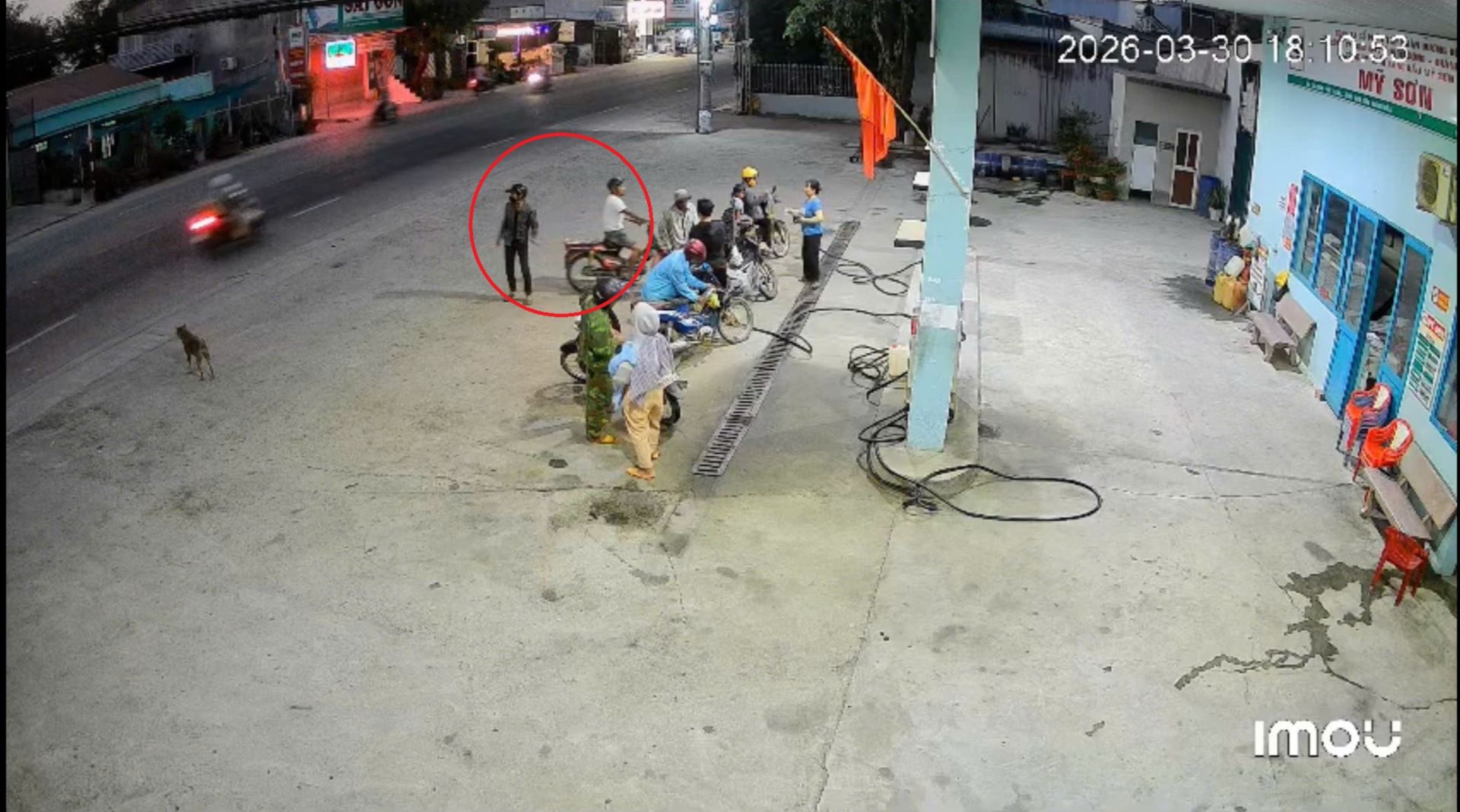 Ảnh hai đối tượng được trích xuất hệ thống camera an ninh