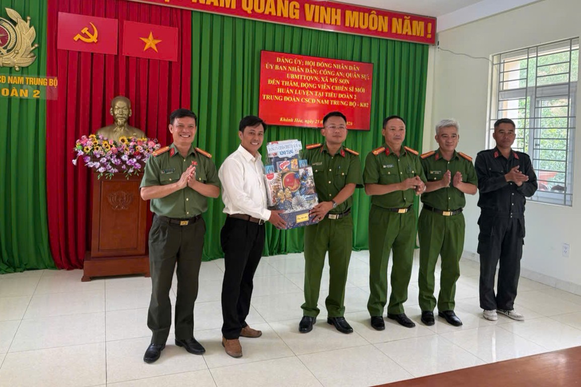 UBND xã Mỹ Sơn còn trao tặng quà đến đơn vị Trung đoàn Cảnh sát cơ động Nam Trung Bộ