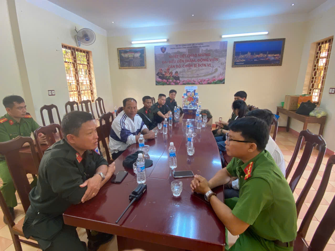 Đồng chí Đại úy Lưu Văn Đông - Trưởng Công an xã Mỹ Sơn trực tiếp thăm hỏi sức khỏe, đời sống sinh hoạt, động viên các chiến sỹ 