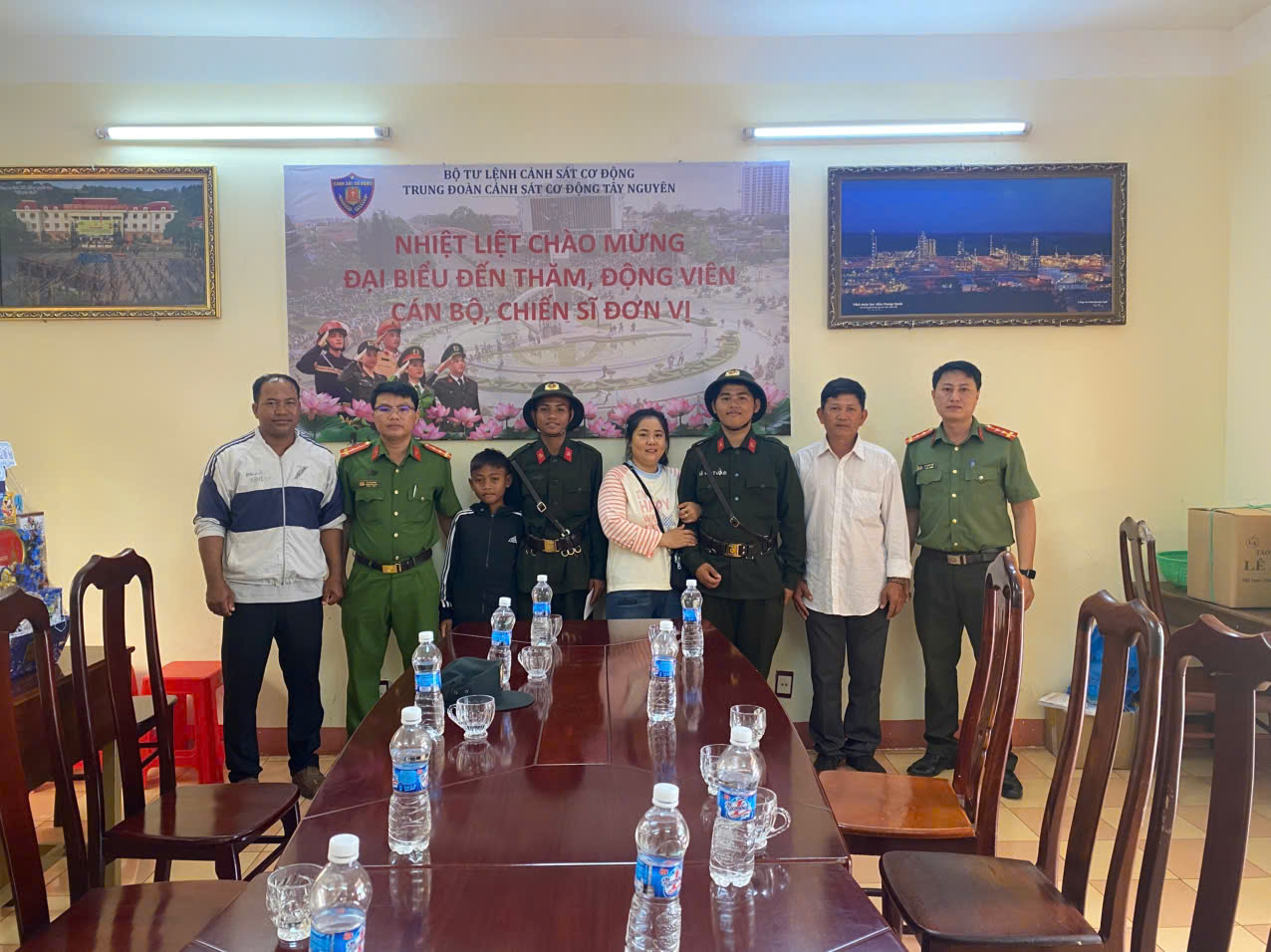 Các chiến sỹ được gặp người thân của mình tại Trung đoàn CSCĐ Tây Nguyên