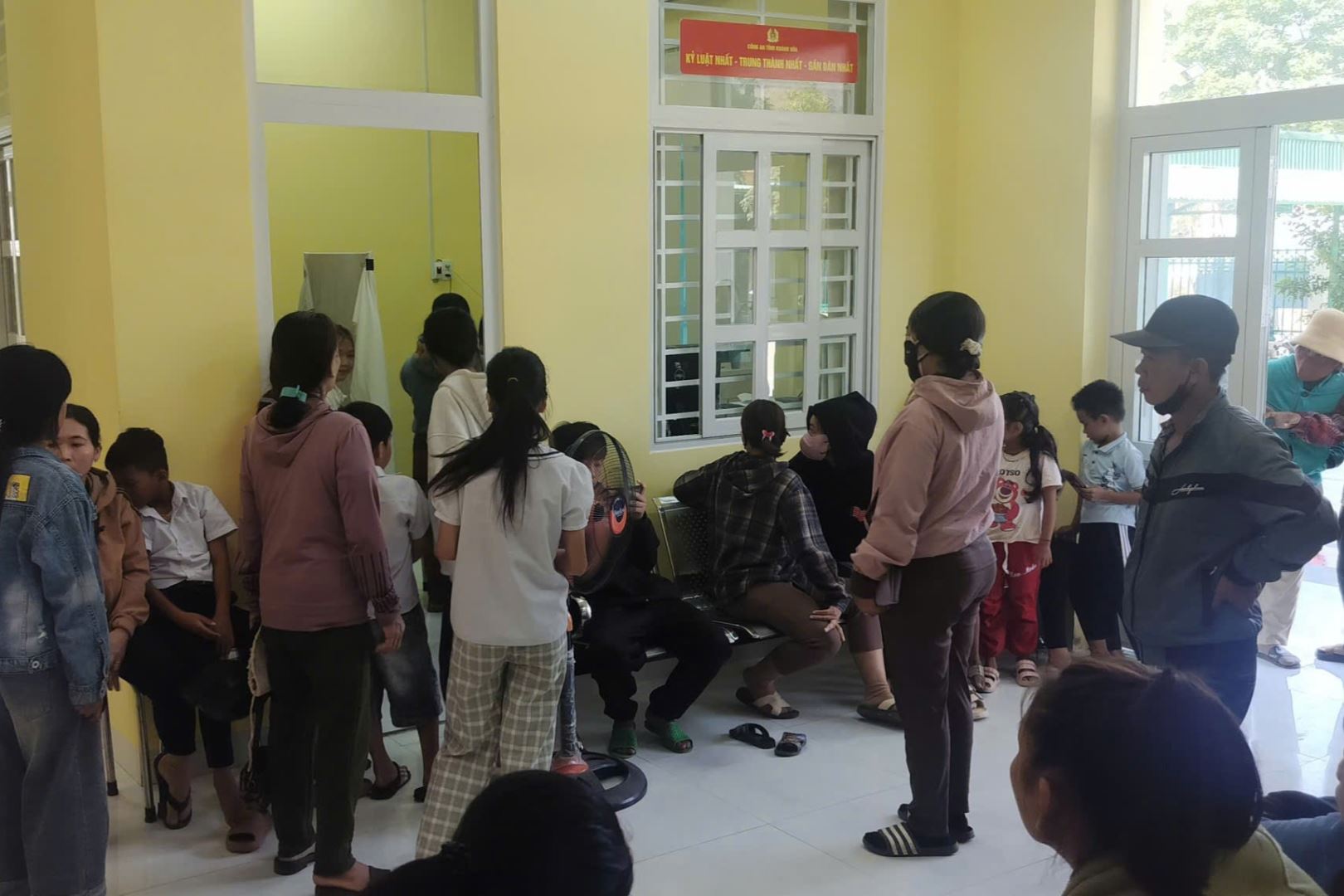 Với phương châm “Làm hết việc, không hết giờ”, Công an xã Mỹ Sơn tổ chức thu nhận hồ sơ liên tục cả trong và ngoài giờ hành chính, kể cả ngày nghỉ, ngày lễ