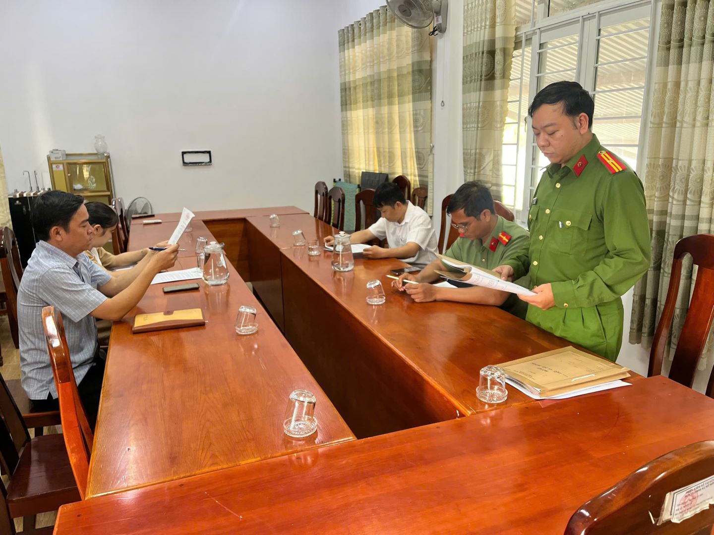 Đồng chí Thiếu tá  Lâm Hồng Quân - Phó trưởng Công an xã, Phó trưởng đoàn kiểm tra thông qua chương trình làm việc
