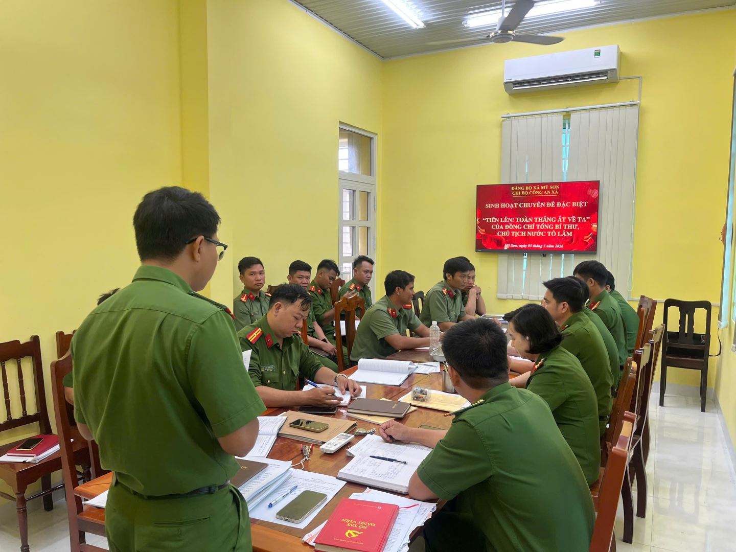Đồng chí Đại úy Lưu Văn Đông - Bí thư Chi bộ, Trưởng Công an xã quán triệt những nội dung cốt lõi, xuyên suốt
