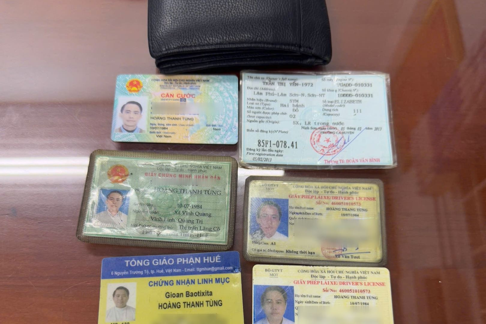 Ví da cùng nhiều giấy tờ quan trọng được người dân nhặt được bàn giao cho Công an xã