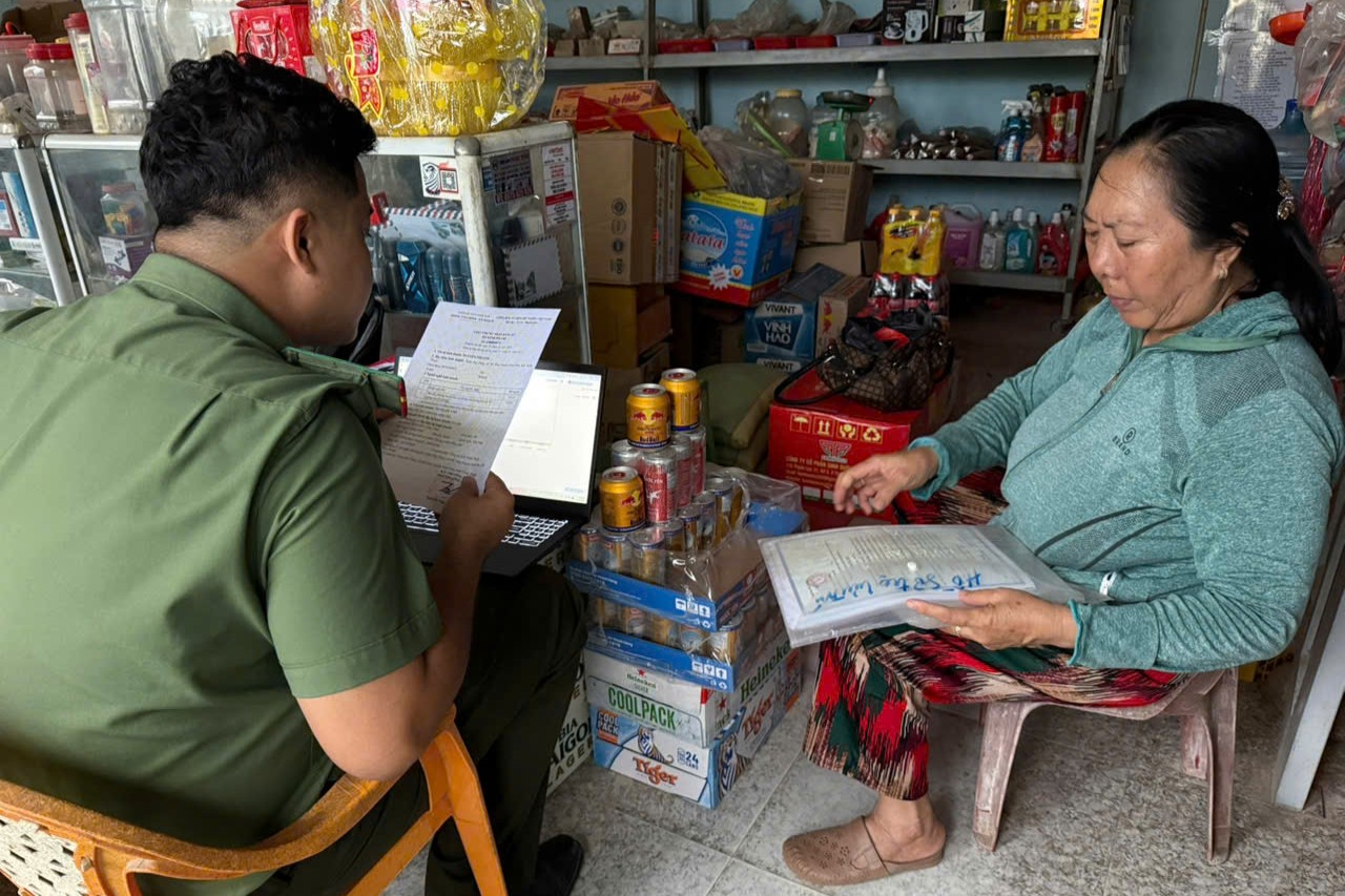 Công an xã Mỹ Sơn hỗ trợ các cơ sở lưu trú phương thức đăng nhập, và sử dụng hệ thống mới