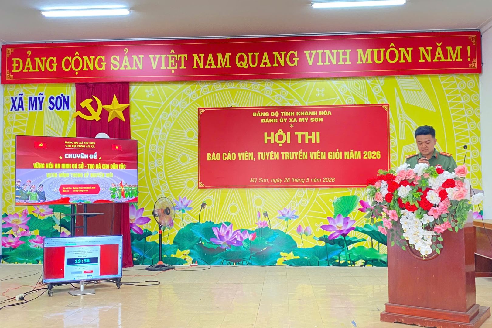Đại úy Trần Hữu Quốc Anh - Cán bộ Tổ An ninh Công an xã Mỹ Sơn trình bày chuyên đề tại Hội thi Báo cáo viên, tuyên truyền viên giỏi cấp xã năm 2026