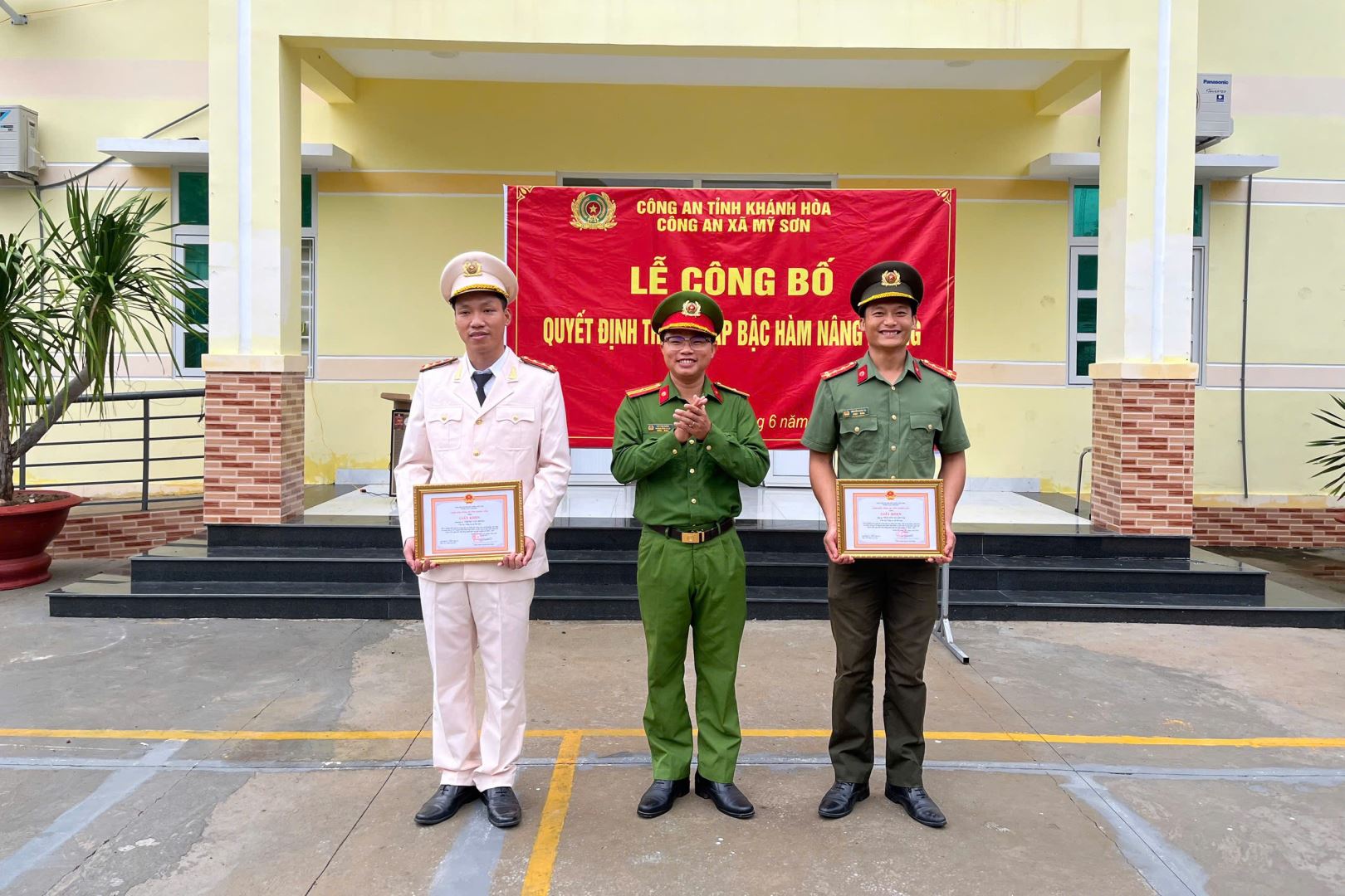 Trao Giấy khen cho 02 đồng chí có thành tích xuất sắc trong thực hiện Cao điểm tấn công, trấn áp tội phạm, bảo đảm an ninh, trật tự 