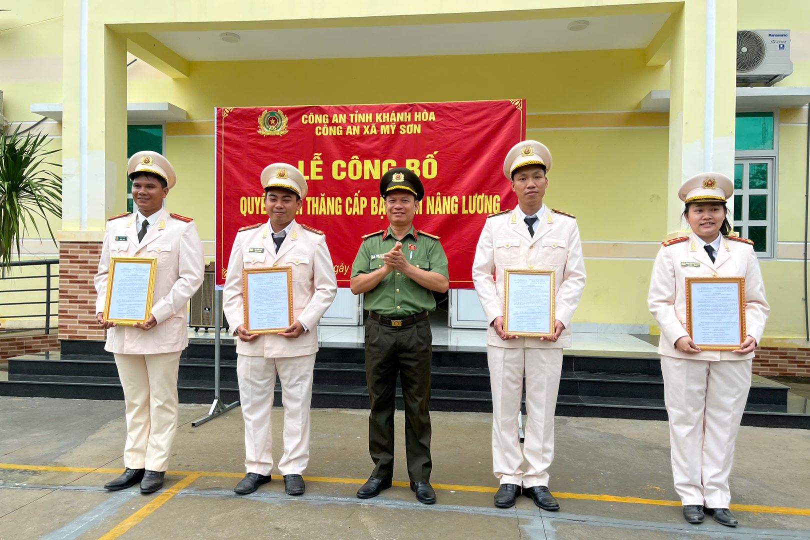 Đại diện Lãnh đạo Công an xã Mỹ Sơn trao quyết định thăng cấp bậc hàm, nâng lương cho các đồng chí đến niên hạn