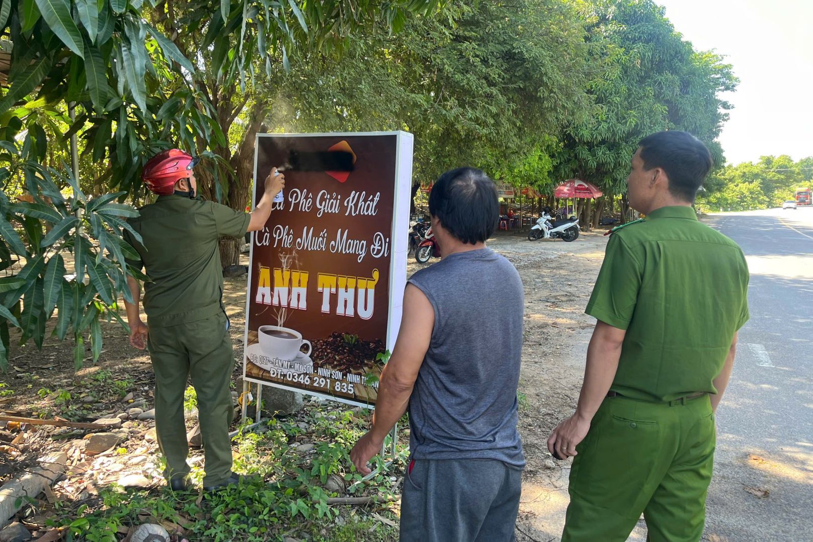 Công an xã Mỹ Sơn tổ chức tháo gỡ, xóa bỏ các quảng cáo cá độ bóng đá trái phép trên địa bàn.