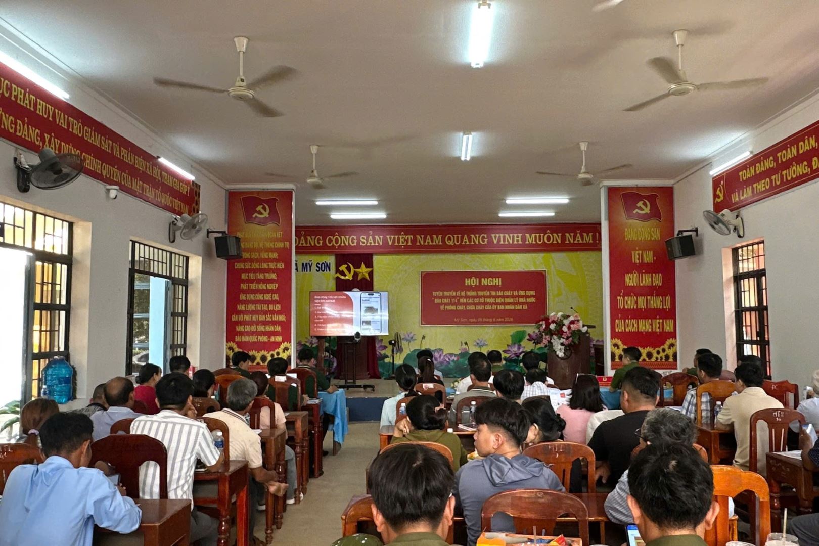 Quang cảnh Hội nghị tuyên truyền về hệ thống truyền tin báo cháy và ứng dụng “Báo cháy 114” trên địa bàn xã Mỹ Sơn.