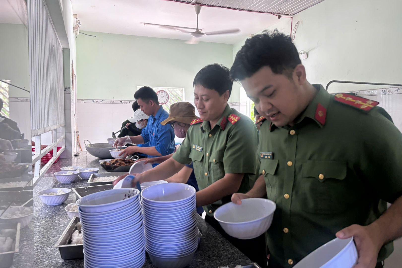 Cán bộ Công an xã Mỹ Sơn cùng các đơn vị phối hợp tham gia chuẩn bị, nấu ăn và trao các phần ăn cho người khuyết tật thần kinh, tâm thần tại Trung tâm Công tác xã hội Ninh Thuậ