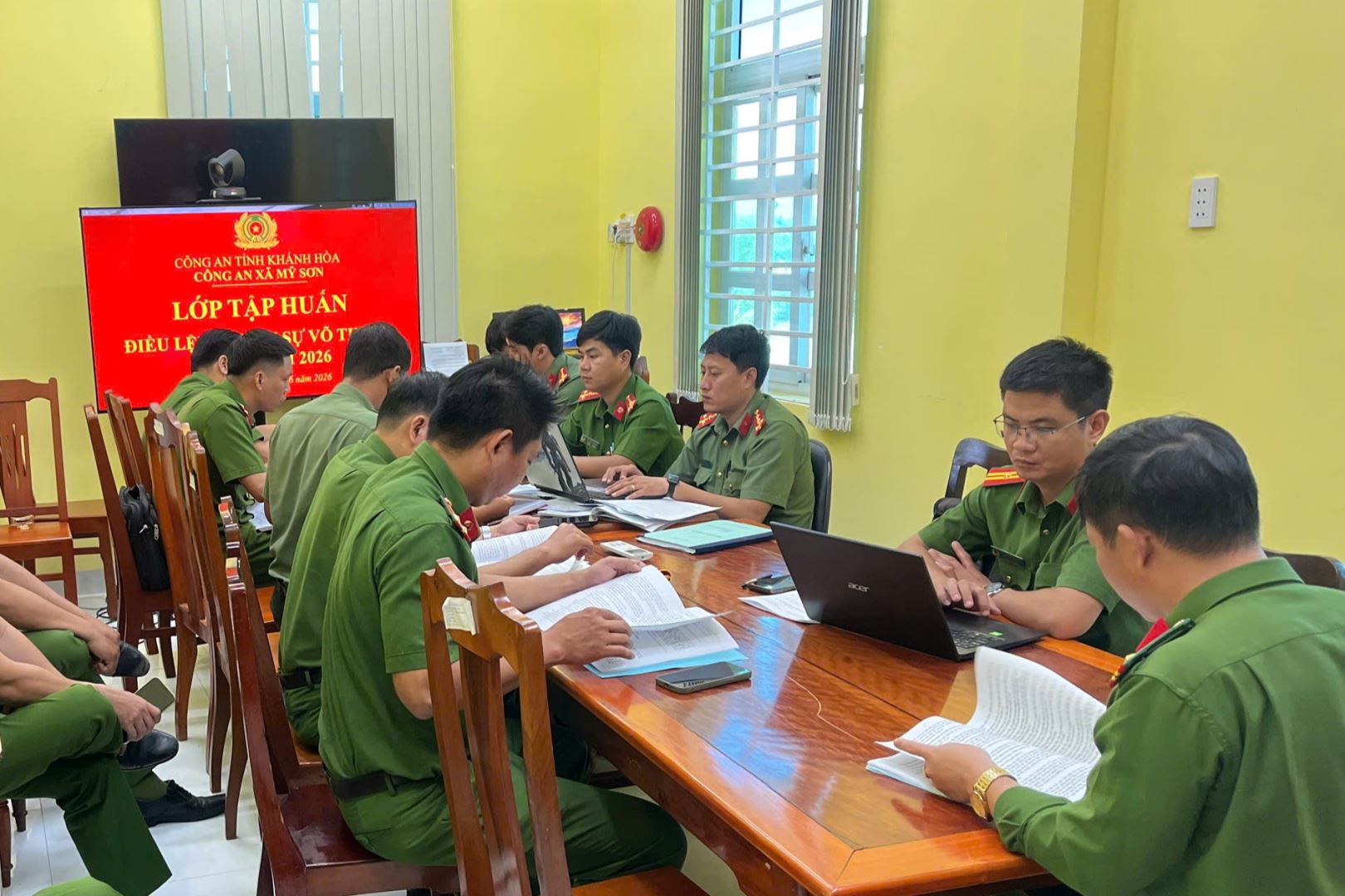Toàn cảnh tập huấn lý thuyết điều lệnh, quân sự, võ thuật năm 2026 tại Công an xã Mỹ Sơn.