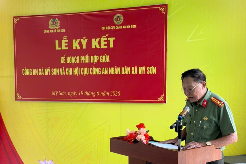 Thượng tá Nguyễn Mạnh Kiều - UVTV, Phó Chánh Văn phòng Hội Cựu CAND tỉnh Khánh Hòa phát biểu chỉ đạo, định hướng hoạt động của Chi hội Cựu CAND xã Mỹ Sơn sau khi thành lập.