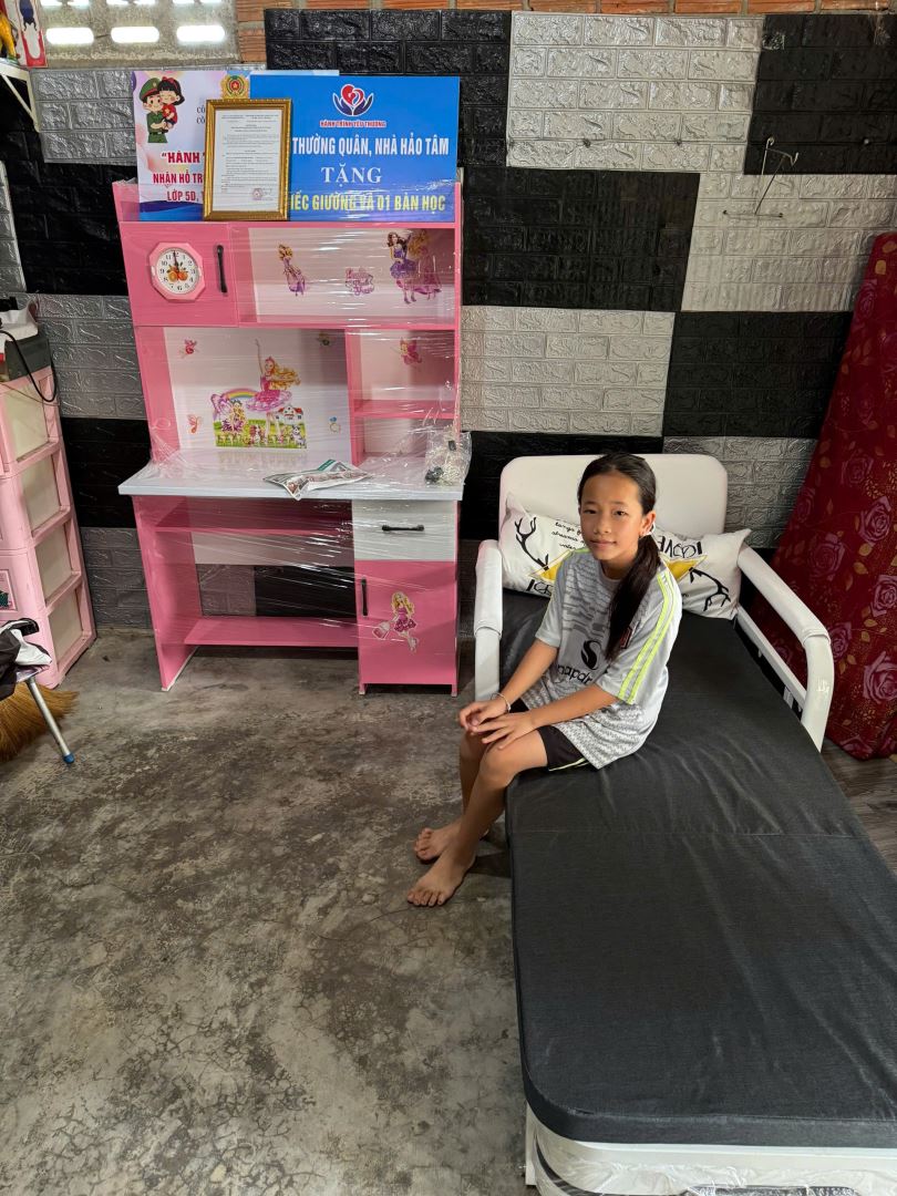 Phần quà 01 cái giường sofa đa năng và bàn học tặng bé Trà