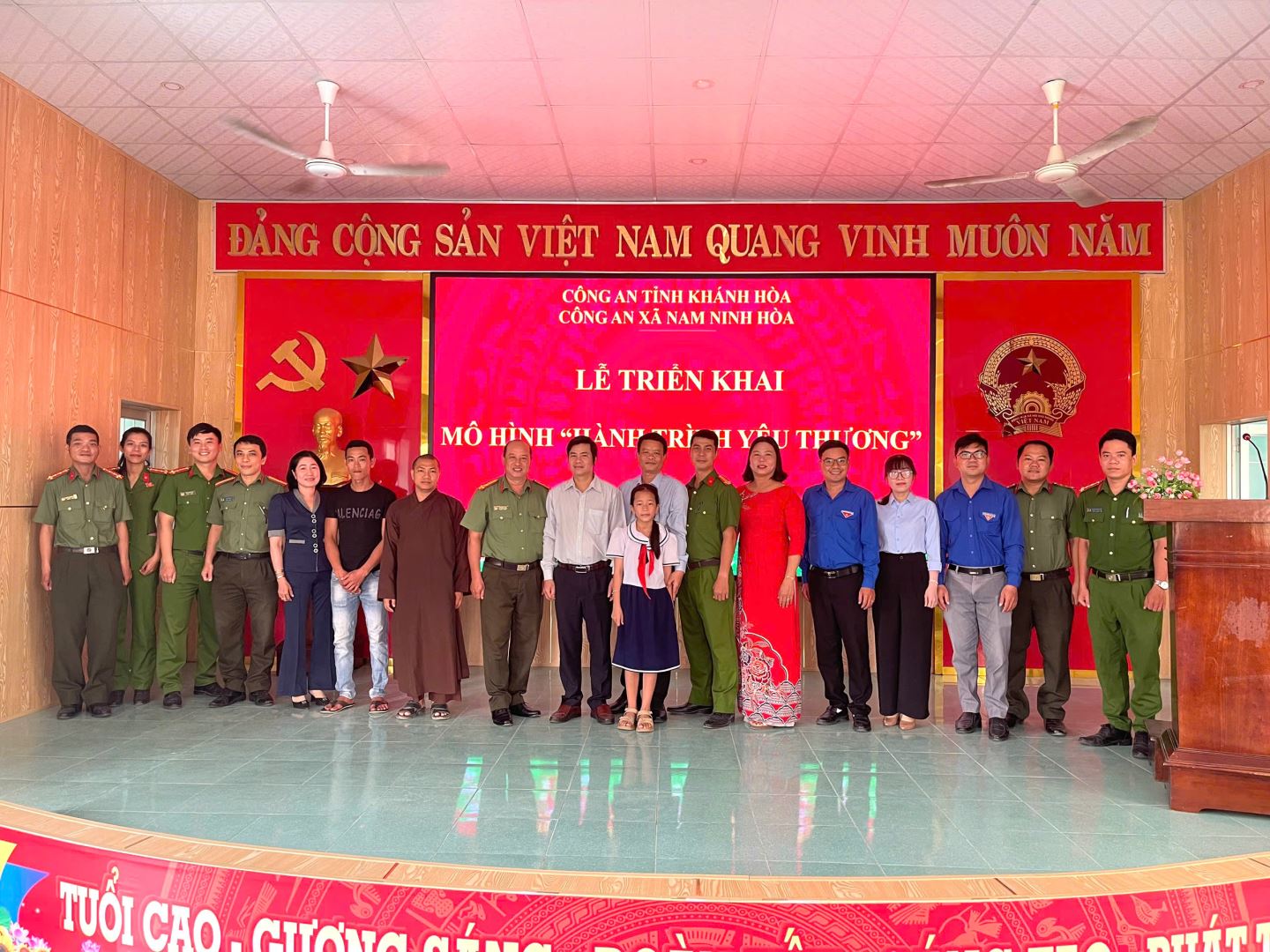 Các đại biểu chụp ảnh lưu niệm