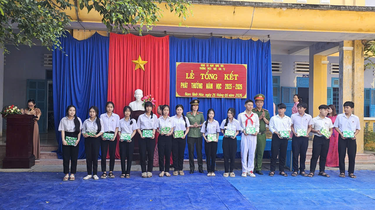 Tặng quà cho các em học sinh