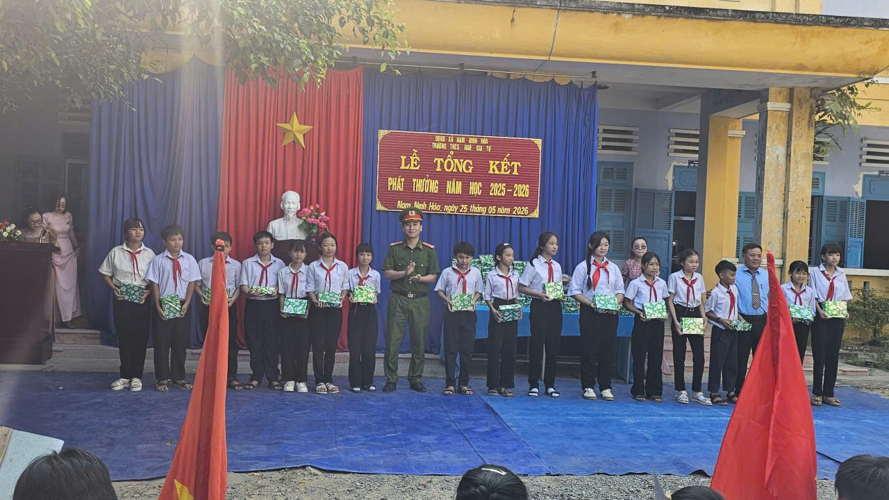 CAX Nam Ninh Hòa tặng quà cho các em học sinh
