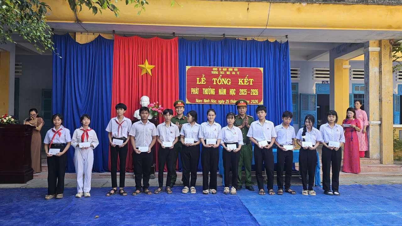 CAX Nam Ninh Hòa tặng quà cho các em học sinh