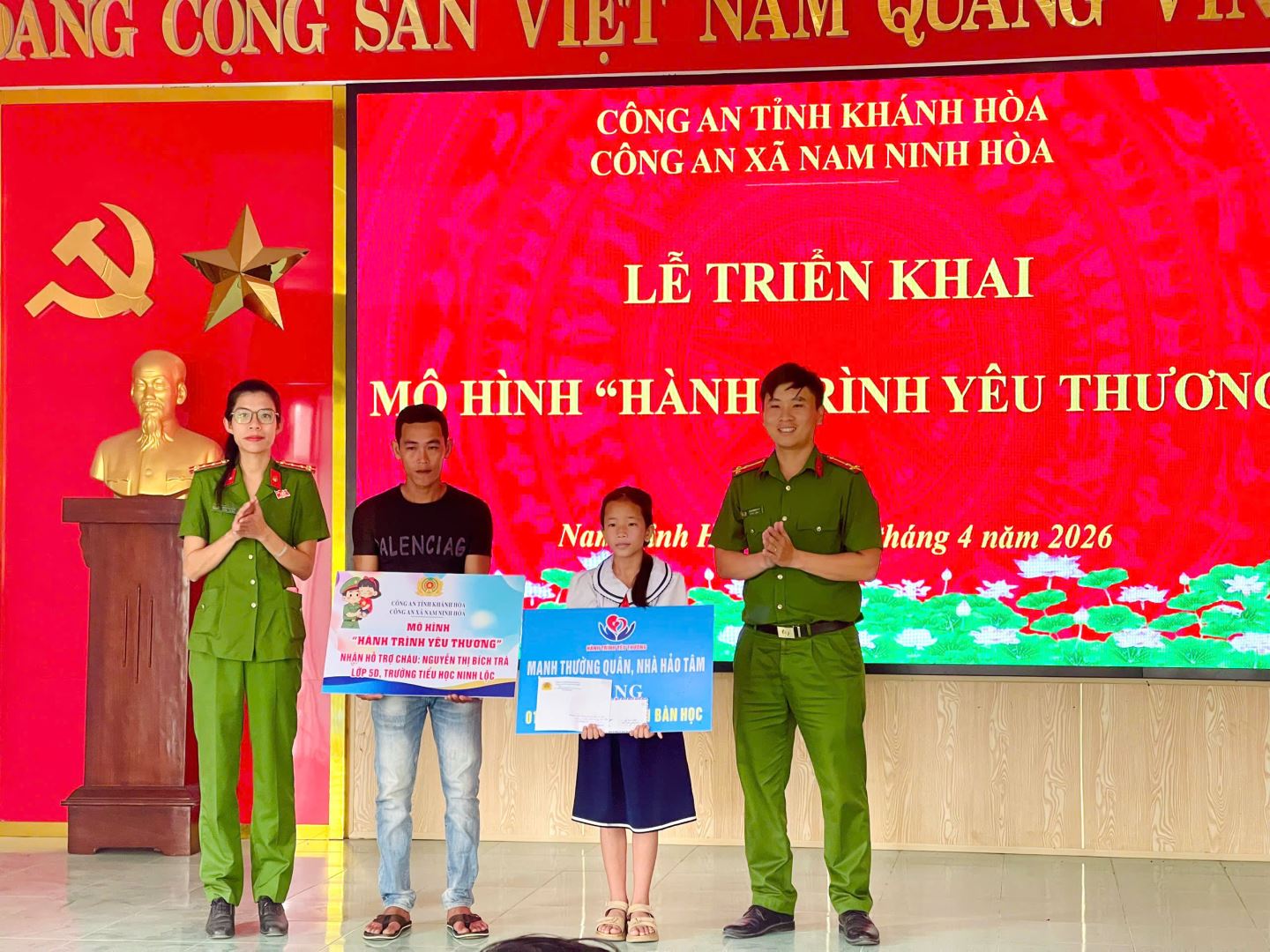 Chi đoàn cơ sở CAX tặng quà cho em Trà