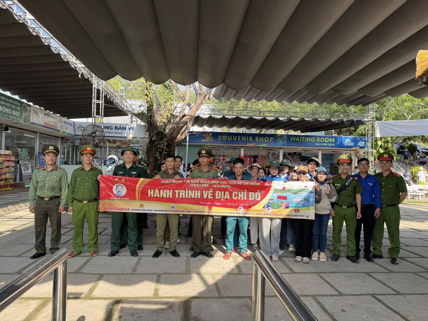 Đoàn chuẩn bị xuất phát đến địa chỉ đỏ tại đảo Hòn Thị