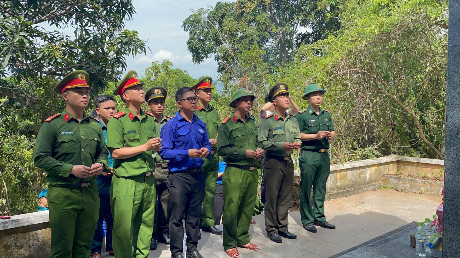 Đoàn dâng hương tại bia tưởng niệm