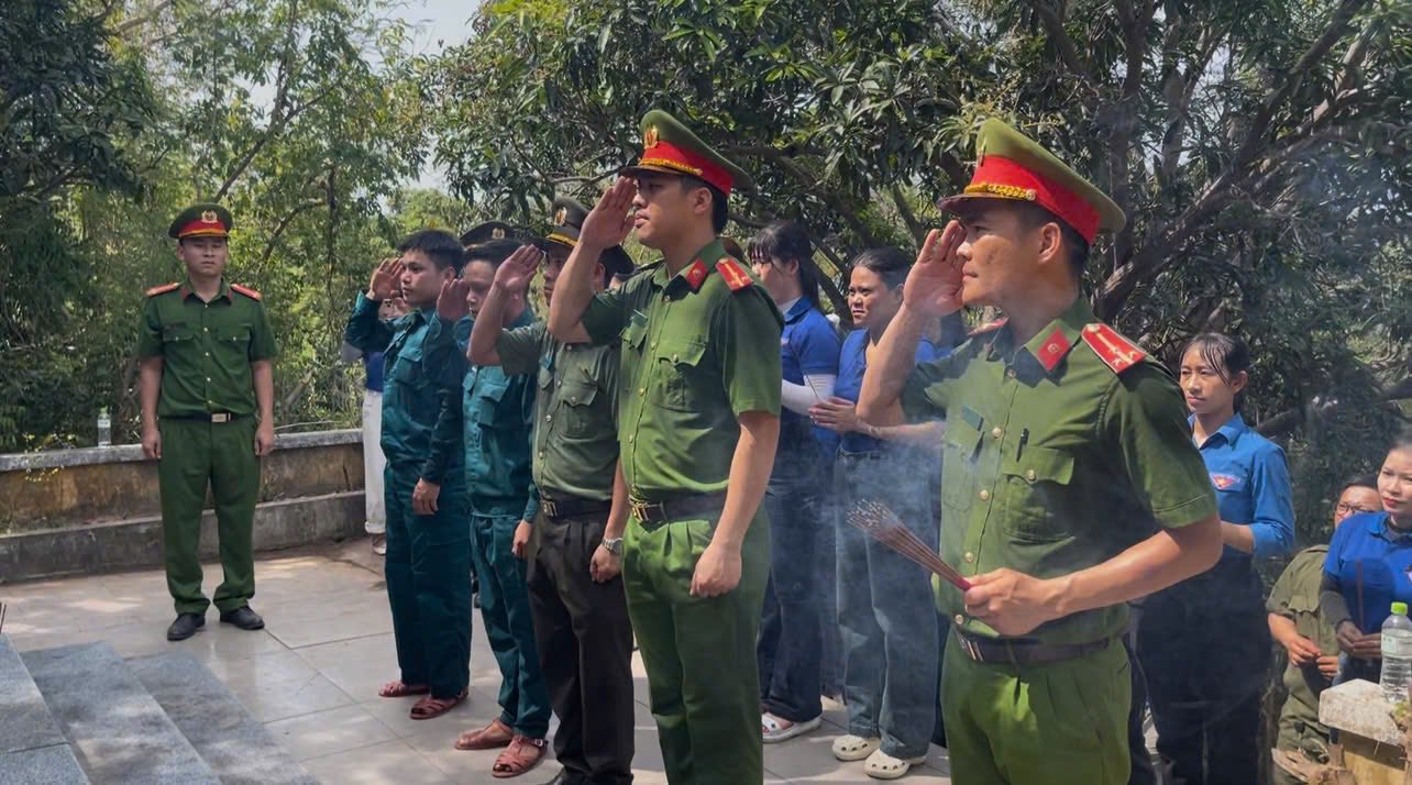 Đoàn dâng hương tại bia tưởng niệm