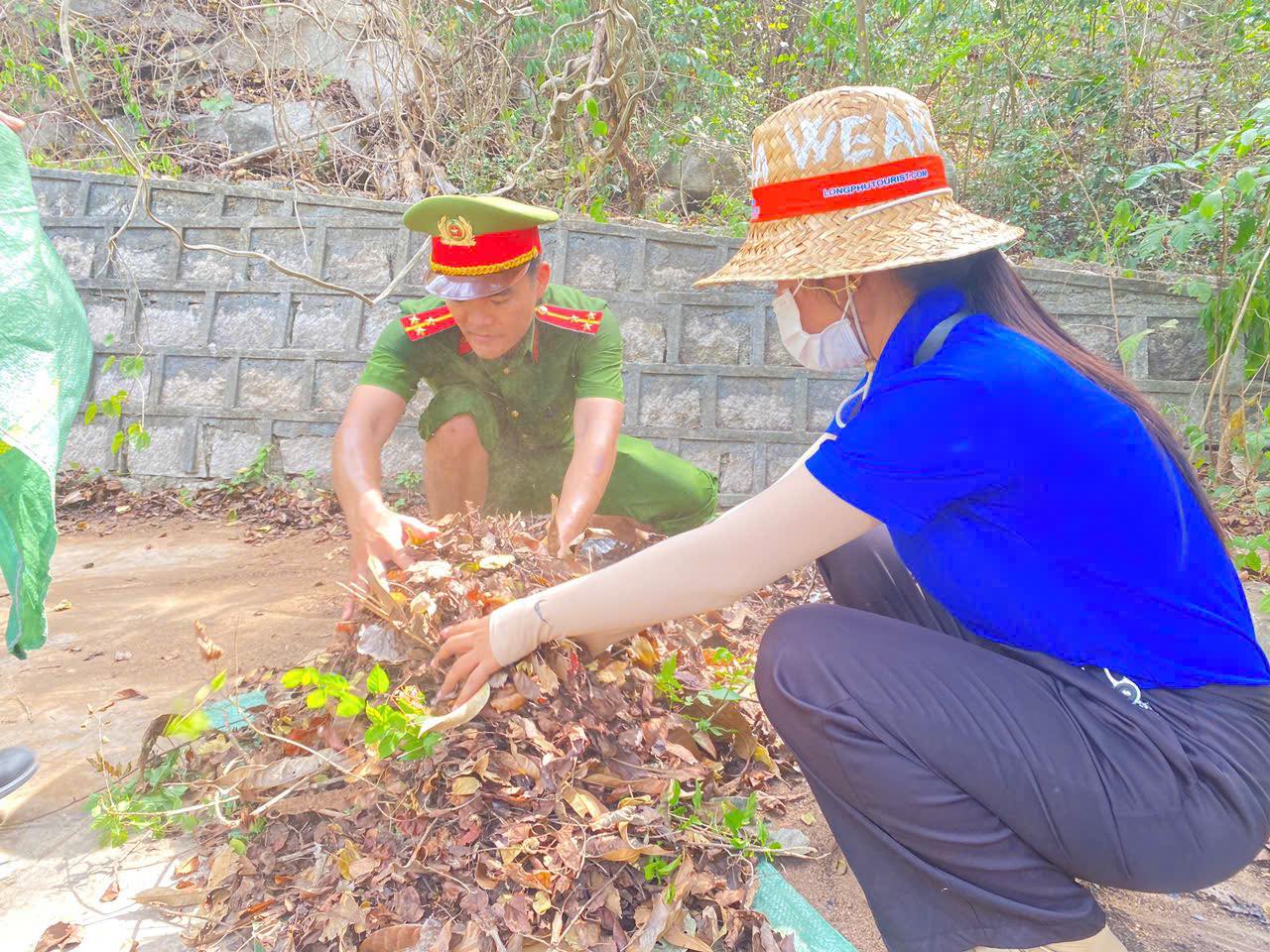 Đoàn viên dọn dẹp vệ sinh khu di tích