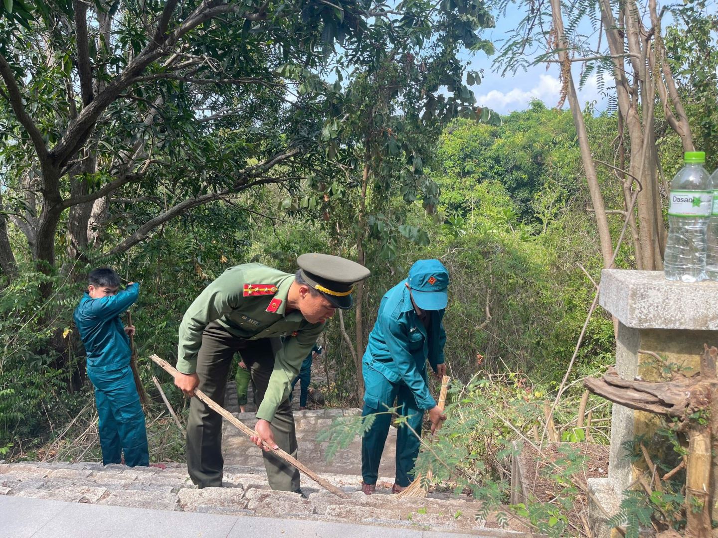 Đoàn viên dọn dẹp vệ sinh khu di tích