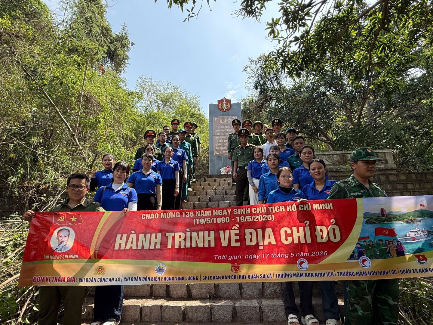 Đoàn chụp ảnh lưu niệm