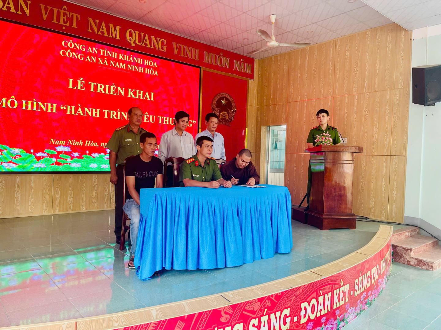 Đại diện nhà hảo tâm ký cam kết đồng hành cùng mô hình