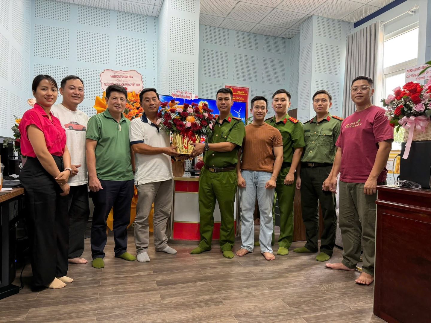Công an xã thăm và chúc mừng bộ phận phóng viên chuyên đề ANTV Khánh Hòa