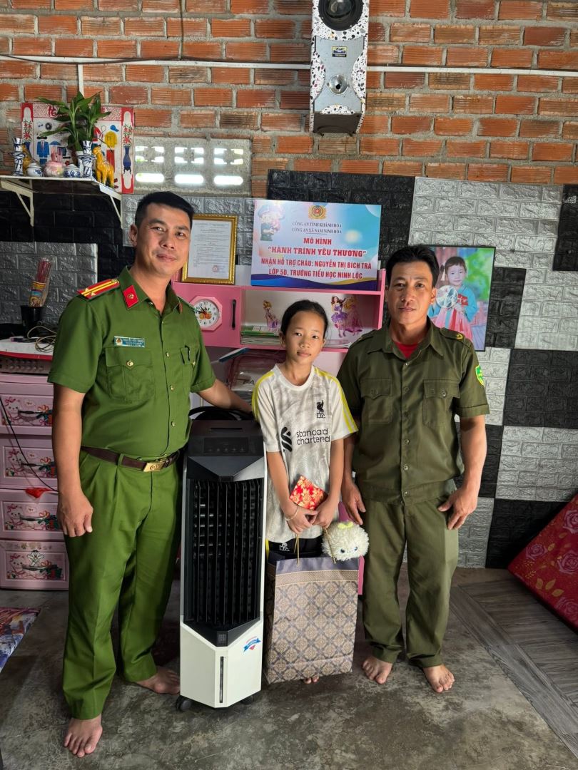 CAX tặng quà cho em Trà