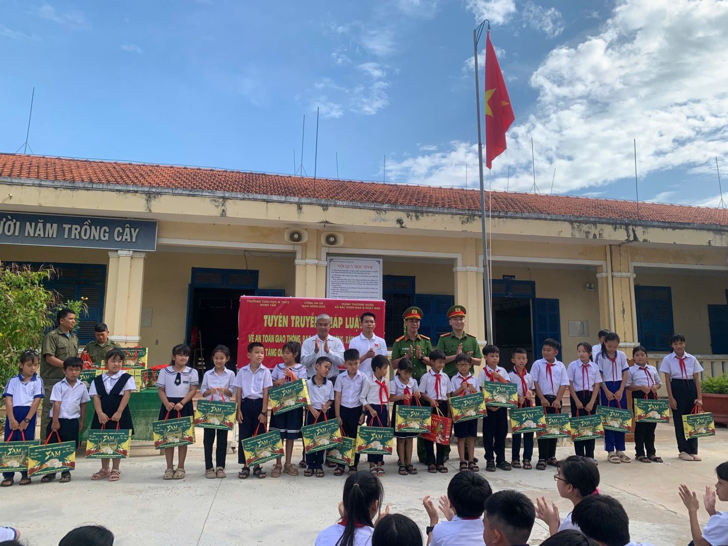 Công an xã cùng mạnh thường quân tặng quà cho các em học sinh