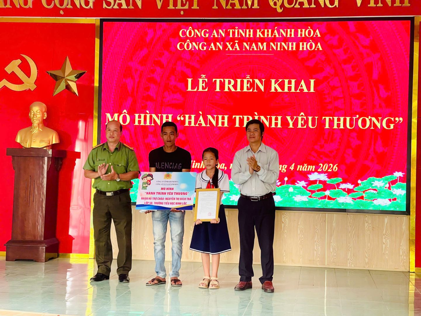 Lãnh đạo trao Quyết định nhận hỗ trợ cho em Trà