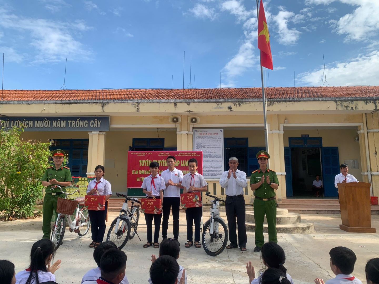Công an xã cùng mạnh thường quân tặng quà cho các em học sinh