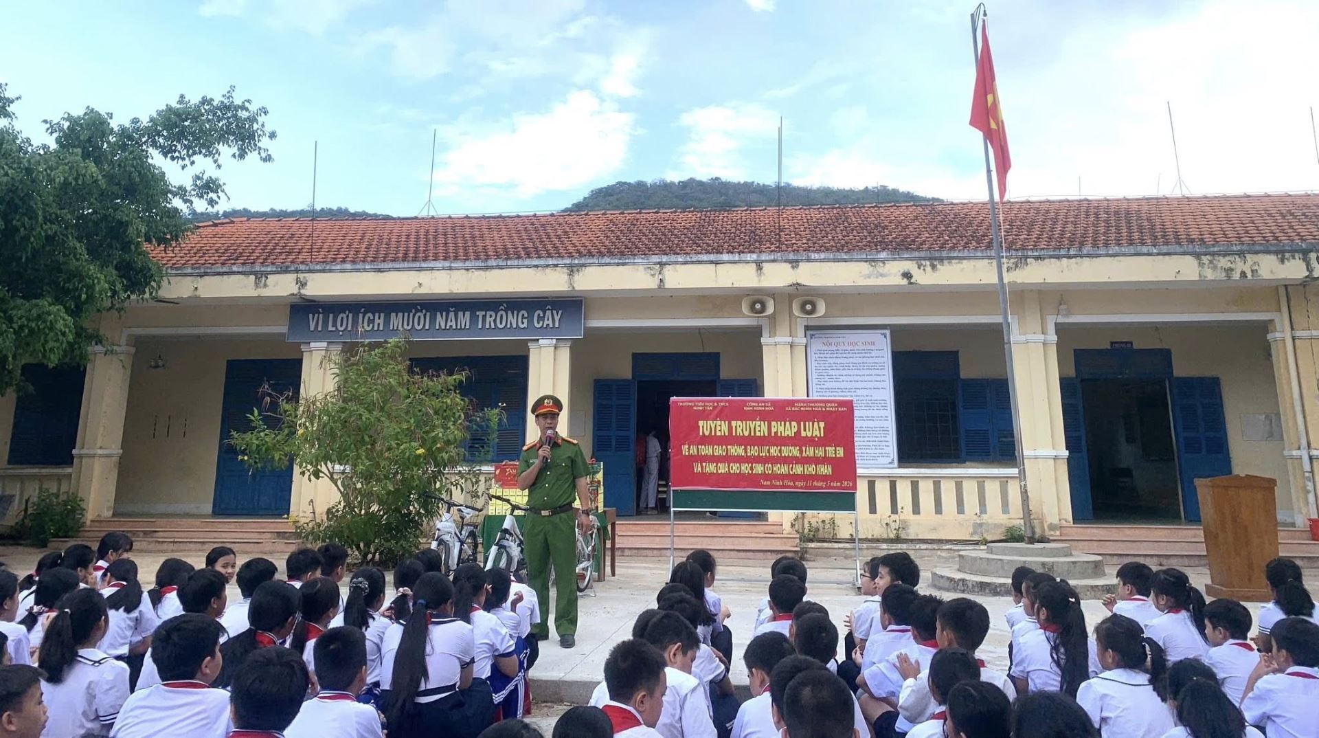 Công an xã Nam Ninh Hòa tuyên truyền pháp luật