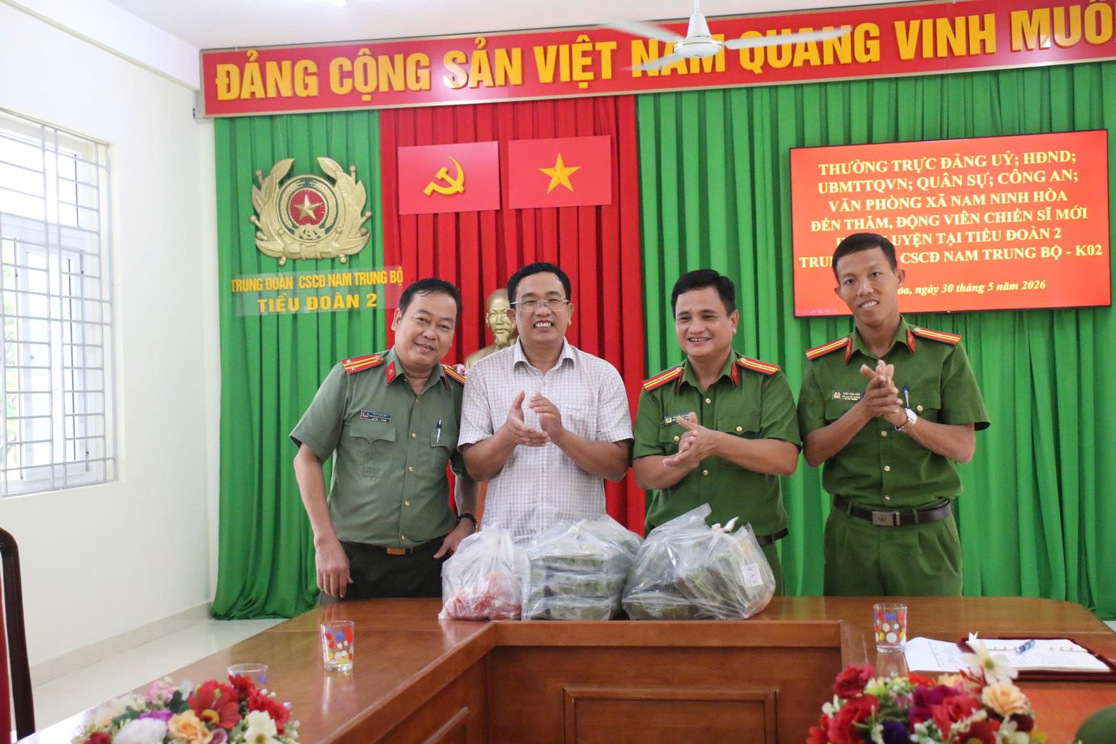 Đoàn công tác trao tặng phần quà đến đại diện Tiểu đoàn 2, Trung đoàn Cảnh sát cơ động Nam Trung Bộ.