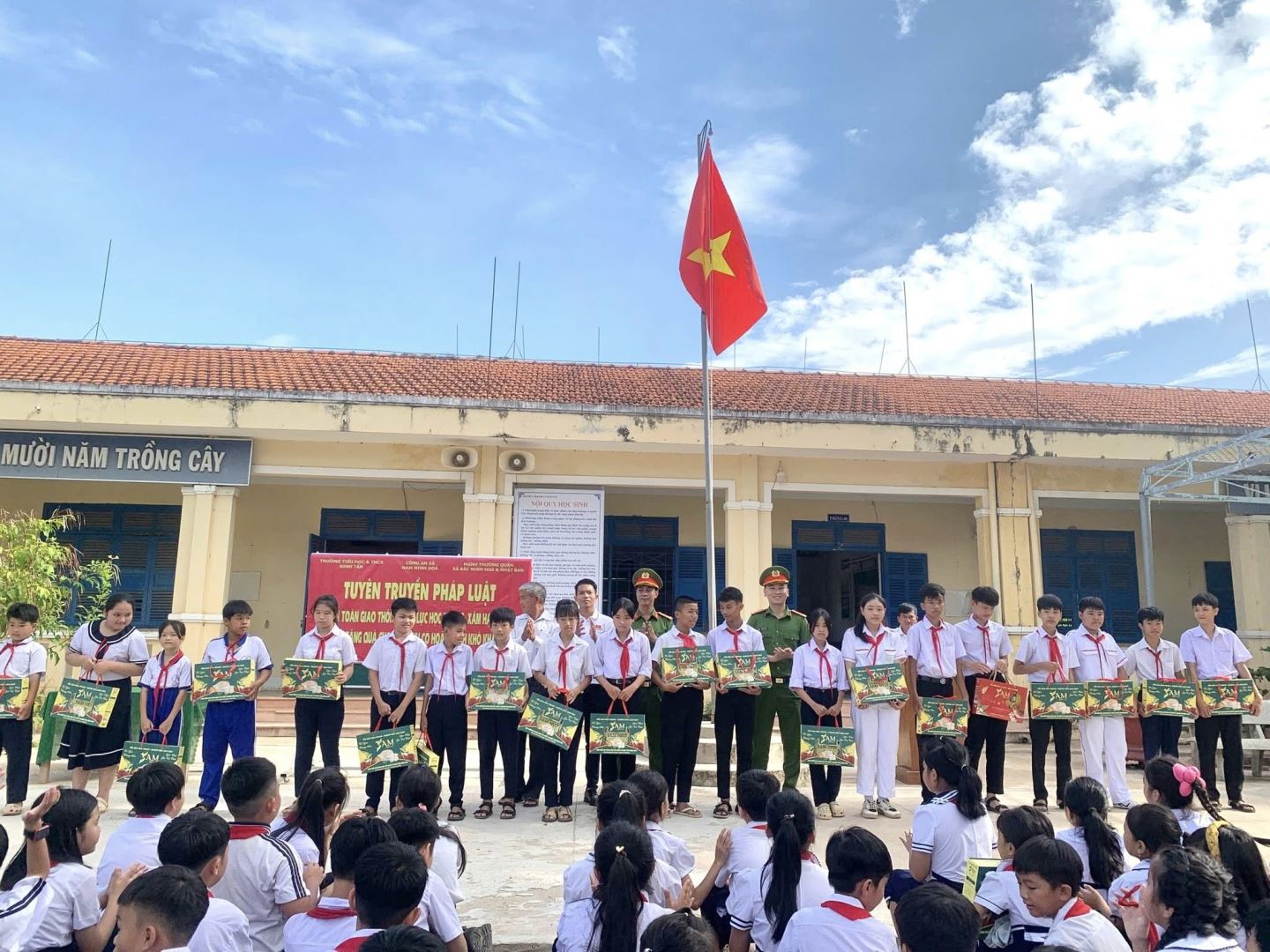 Công an xã cùng mạnh thường quân tặng quà cho các em học sinh