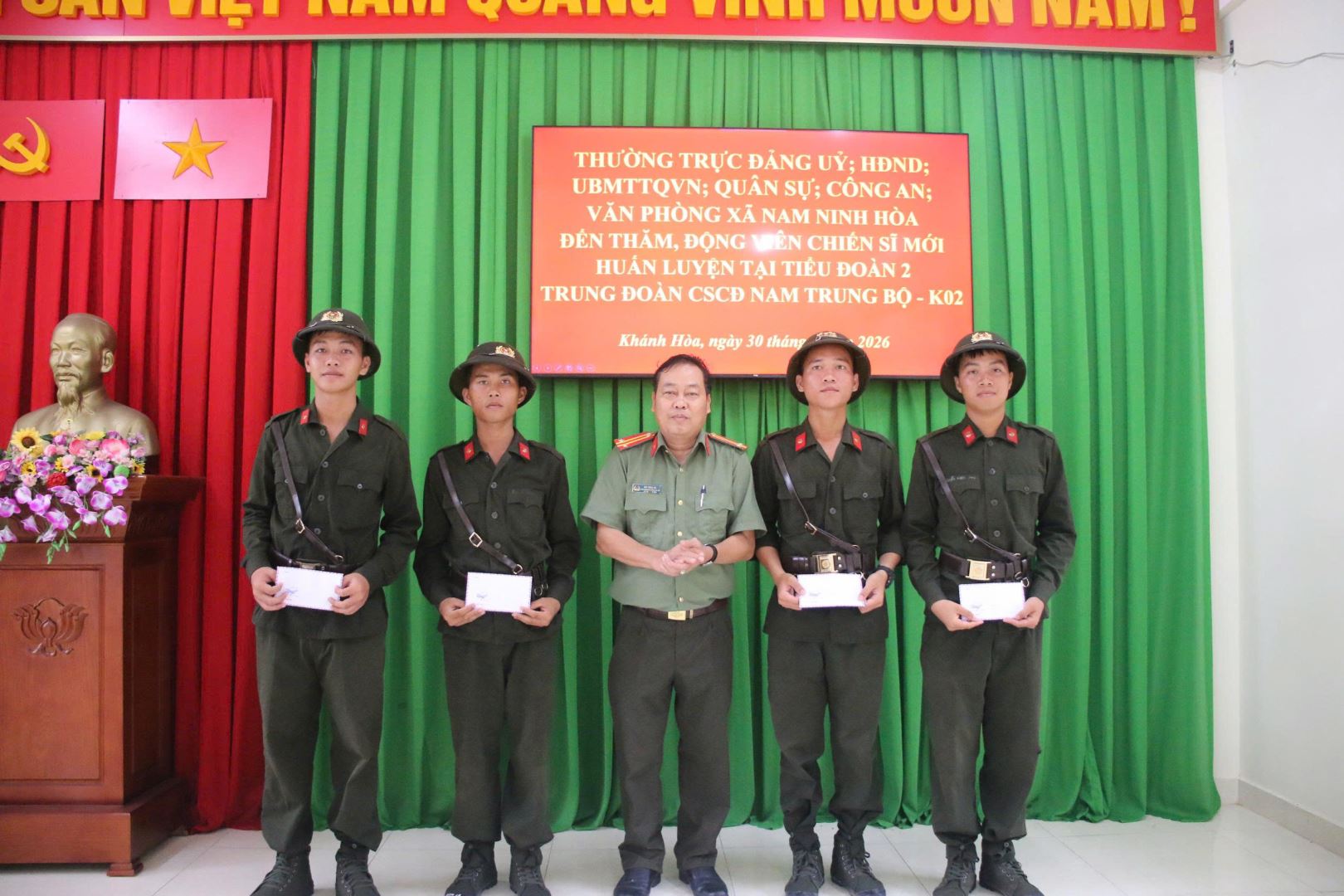 Đại diện đoàn công tác trao tặng phần quà cho 04 chiến sĩ.