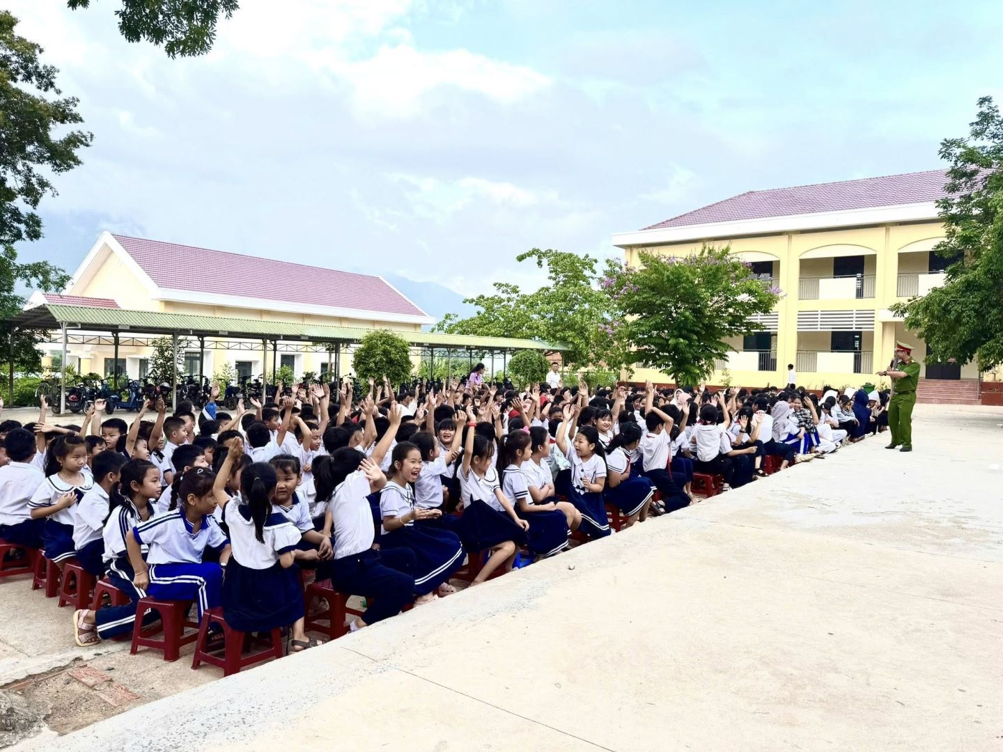 Công an xã Nam Ninh Hòa tuyên truyền pháp luật
