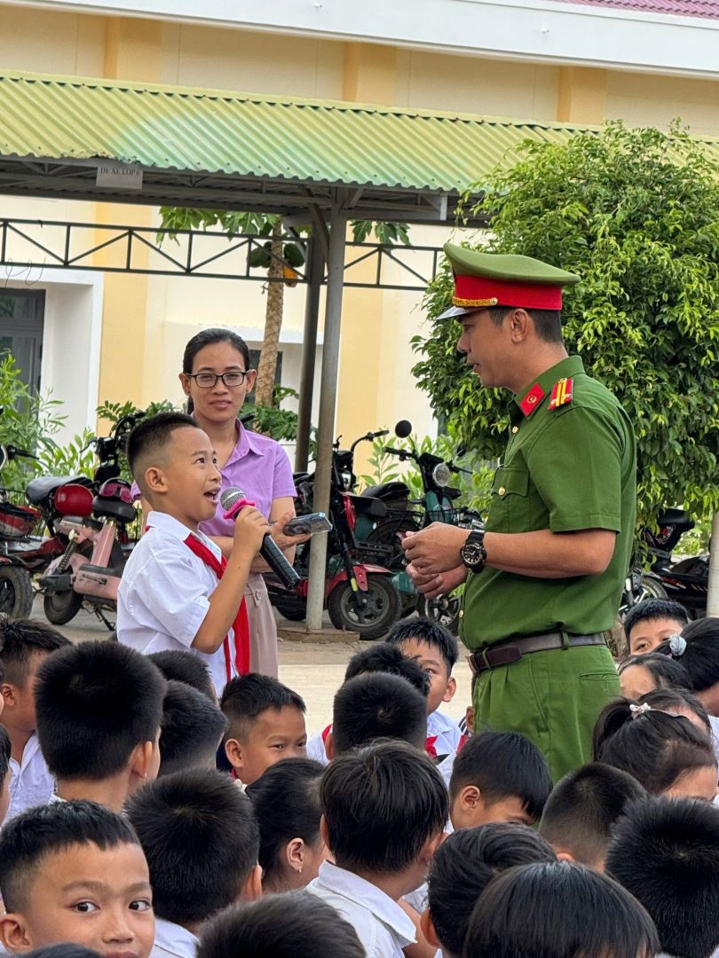 Công an xã Nam Ninh Hòa tuyên truyền pháp luật