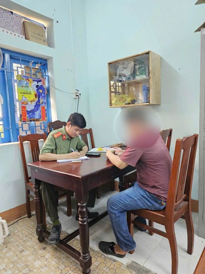 CBCS Công an xã Ninh Hải làm việc với đối tượng