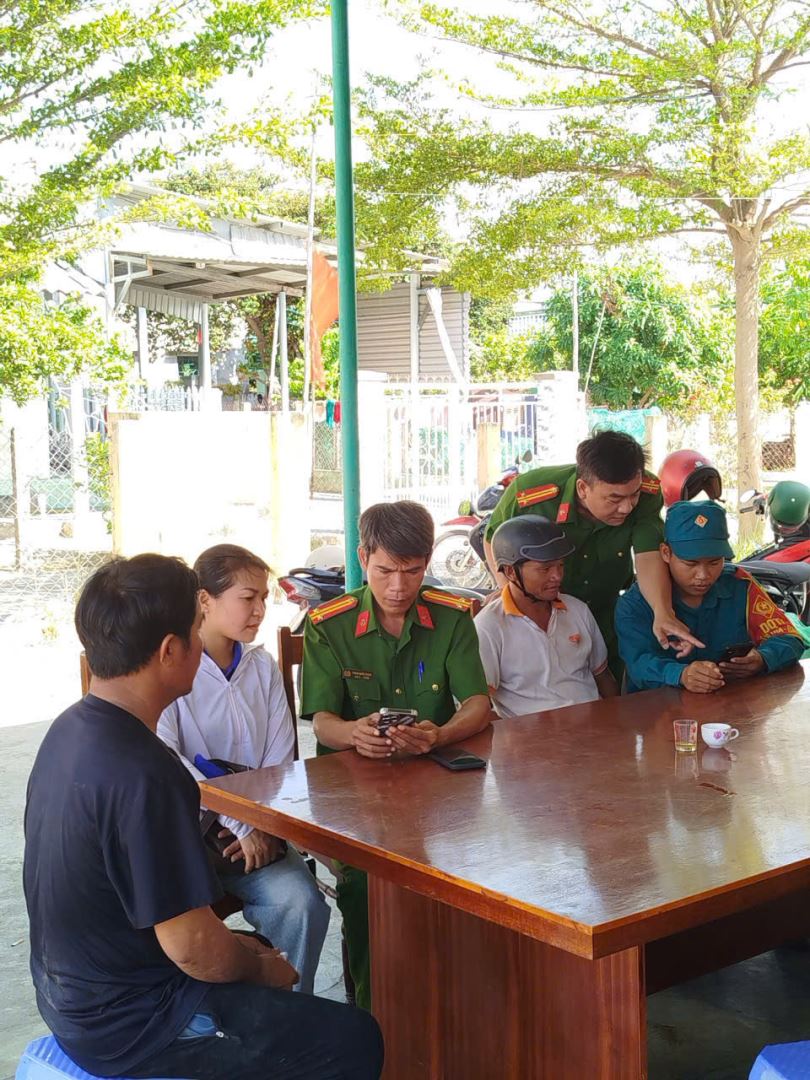 Ảnh: Đồng chí Trung tá Đỗ Kim Khôi - Phó trưởng Công an xã tham gia chỉ đạo, giám sát việc tuyên truyền và cài đặt ứng dụng "Báo cháy 114"